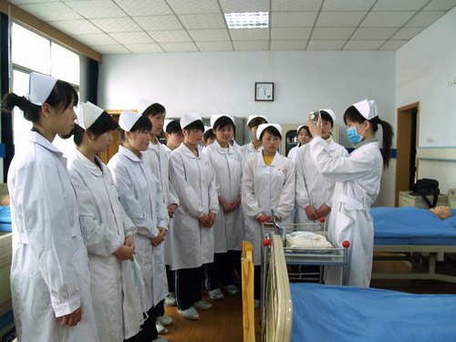 重庆医药卫生学校2018年报名条件、招生对象