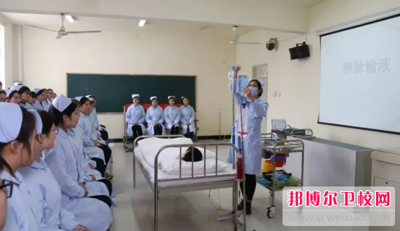 2023年重庆女生上护理学校学什么好